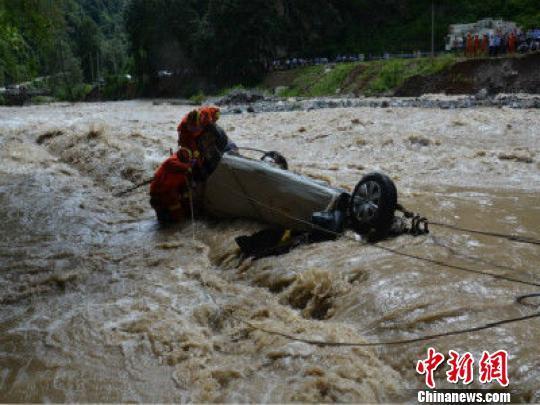 教练车训练时坠河 教练及3学员全遇难