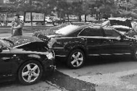 老太横穿马路致3辆车连环追尾 事发后离开现场