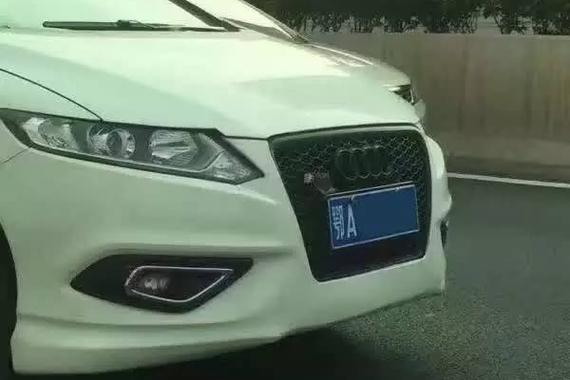国内道路惊现奥迪RS4 总觉得哪里不对