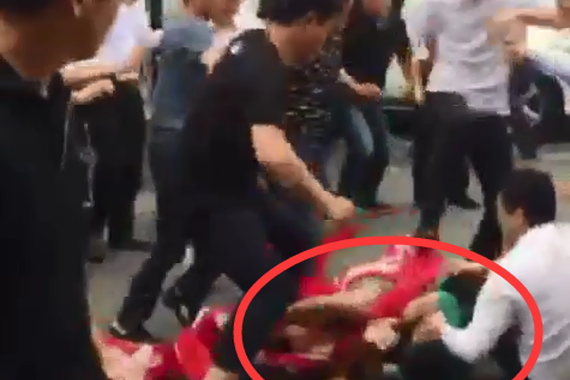 视频：奔驰4S销售狂殴乱踹维权车主！