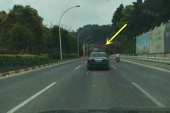 想超车 一看是老干妈的座 豪车车主也没脾气了