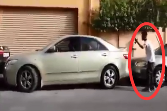 视频：帮忙指挥倒车 为何反而被追着打？