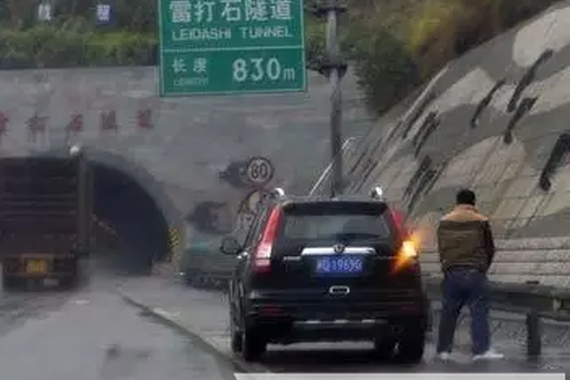 这车道坑了不少老司机 没准下一个就是你