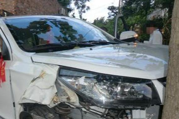 男子发微信“显摆“新车 还没开回家就撞坏