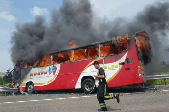 大陆旅行团在台湾桃园发生严重车祸和火灾