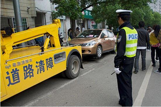 车被堵停车位被占 一招就让车主乖乖回来