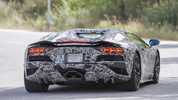 外观变化大 曝新款Aventador敞篷版谍照