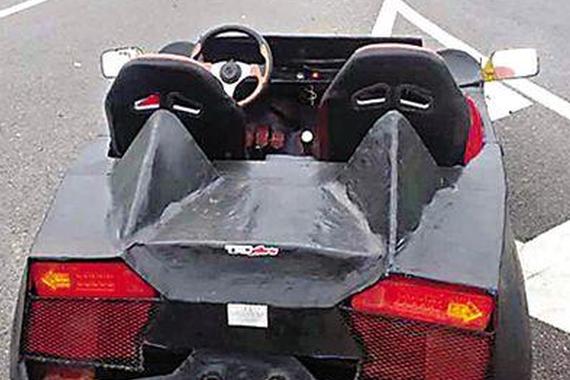 小伙将摩托车改成“保时捷”欲入高速被拦