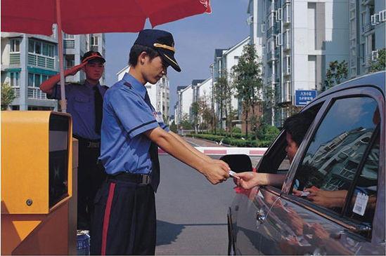 车被堵停车位被占 一招就让车主乖乖回来