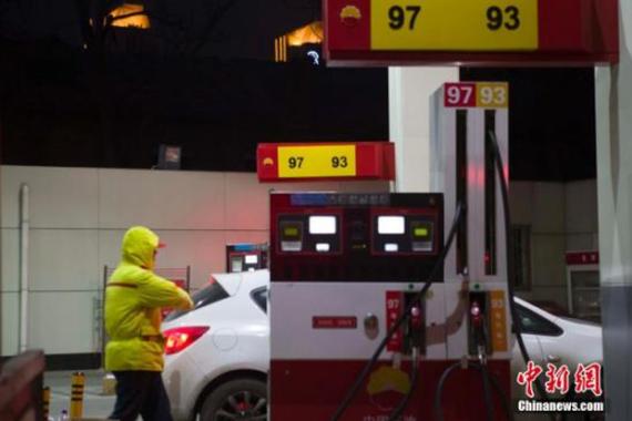 发改委：今夜零时油价下调价 回归5元时代