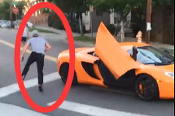 视频：美国豪车不守交规 少年怒砸车玻璃