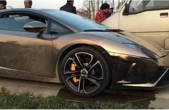 小面包撞兰博基尼要赔40万 车主电话 一分钱没赔