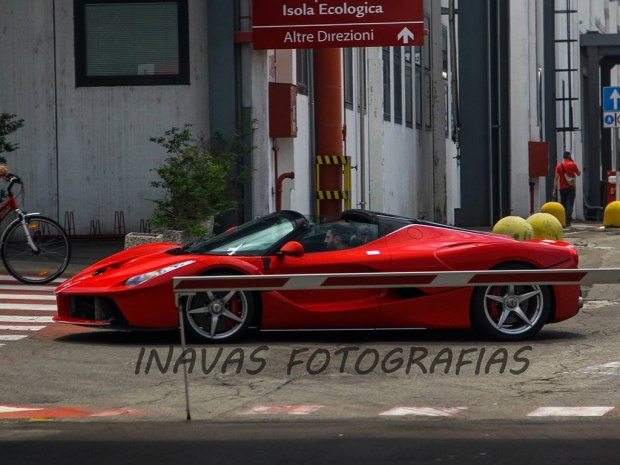 巴黎车展首秀 曝LaFerrari敞篷版实车照