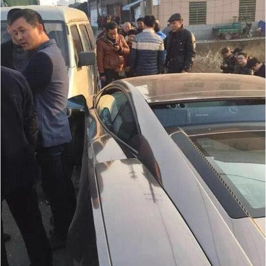 小面包撞兰博基尼要赔40万 车主电话 一分钱没赔