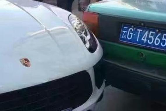 保时捷驾乘打人者有部队现役人员.现已停职