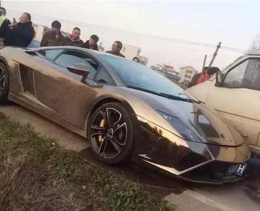 小面包撞兰博基尼要赔40万 车主电话 一分钱没赔