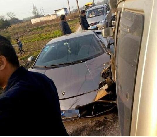 小面包撞兰博基尼要赔40万 车主电话 一分钱没赔