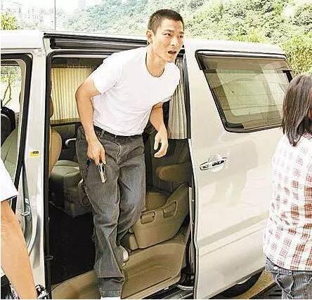 这位巨星 卖掉了所有豪车只坐保姆车