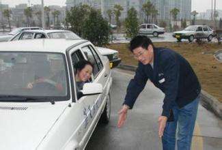 女子驾考13年终弃考 校长退学费请吃饭