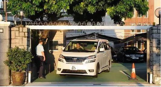 这位巨星 卖掉了所有豪车只坐保姆车