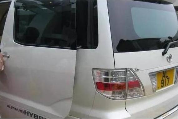 这位巨星 卖掉了所有豪车只坐保姆车