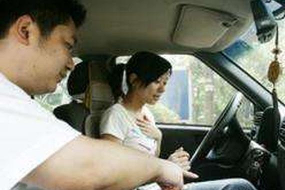 女子驾考13年终弃考 校长退学费请吃饭