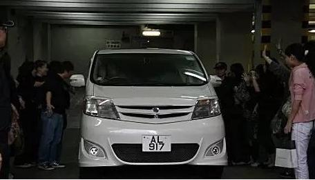 这位巨星 卖掉了所有豪车只坐保姆车