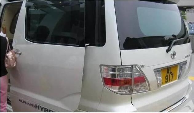 这位巨星 卖掉了所有豪车只坐保姆车