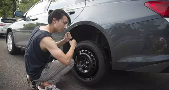 作为一个男人 自驾路上这个技能必备!