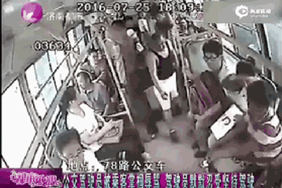 视频：公交司机被乘客掌掴 依然坚持驾驶