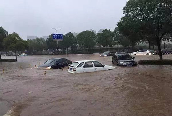 暴雨自驾涉水行车 要不要关发动机启停？