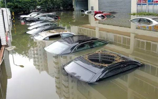 暴雨自驾涉水行车 要不要关发动机启停?