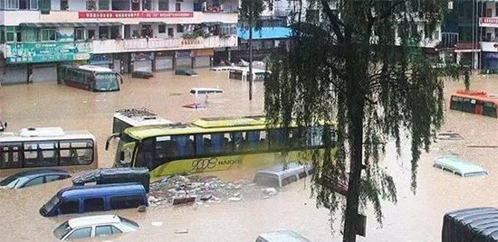 暴雨自驾涉水行车 要不要关发动机启停?
