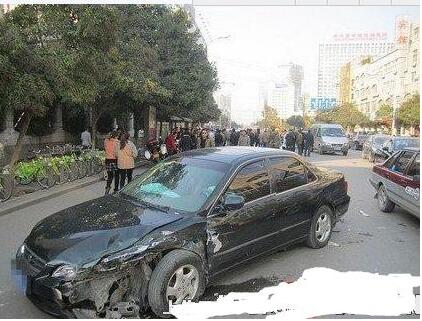 500多万的兰博基尼直接被雅阁撞废