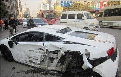 500多万的兰博基尼直接被雅阁撞废