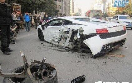 500多万的兰博基尼直接被雅阁撞废