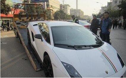 500多万的兰博基尼直接被雅阁撞废