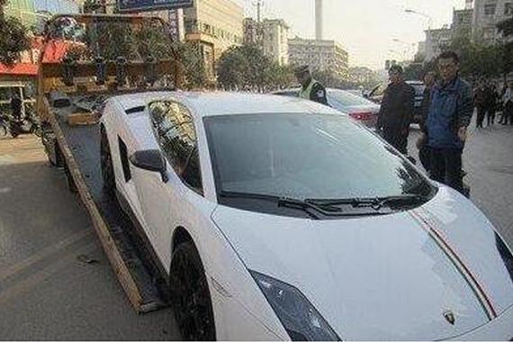 500多万的兰博基尼直接被雅阁撞废