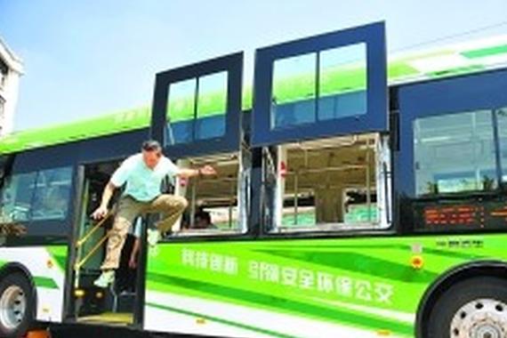 窗户能上移 广州现“一键逃生”电动公交