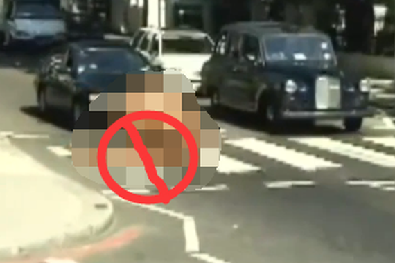 视频：居然还有人这样过马路，简直就是作！