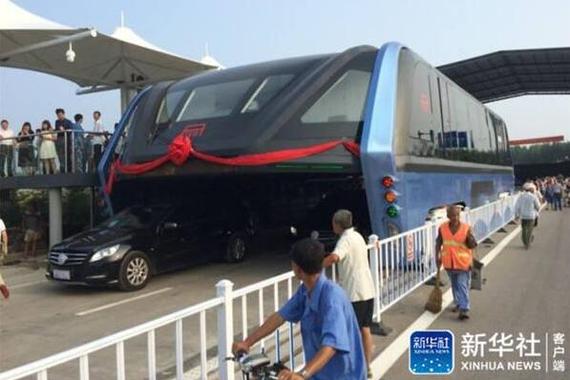 城市陆地空客 巴铁试验车启动路面测试