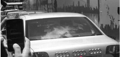 夜间散步看到辆劳斯莱斯 女同事脸红了