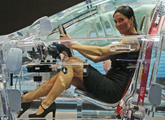 全球第一辆全透明跑车 一眼看穿车里在干啥