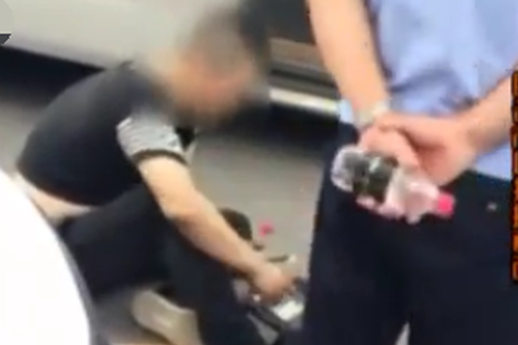 视频：出人命？男子持刀闯进汽车销售店