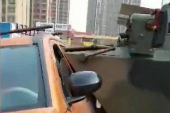 女子驾车穿插解放军车队 直接撞上步战车