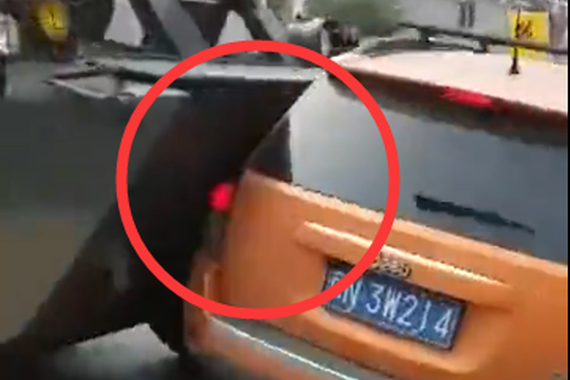 视频:女司机就是牛 驾车撞部队装甲队