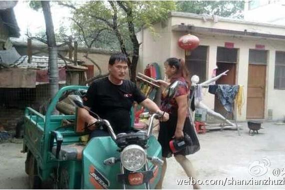 朱之文晒“豪华座驾”带老婆兜风