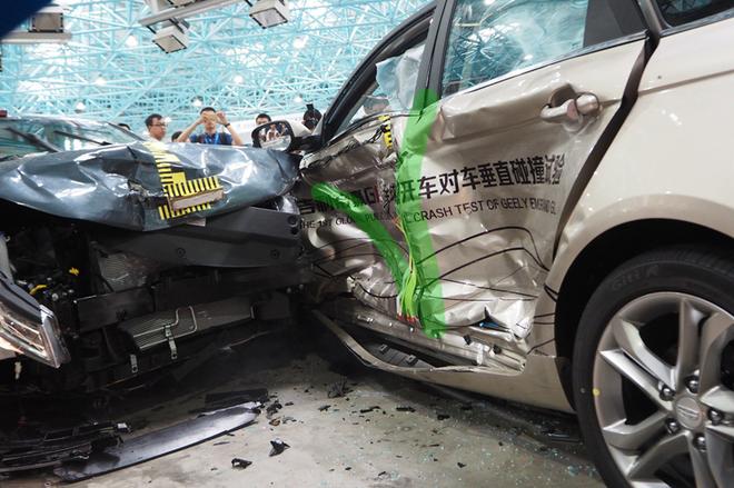 帝豪GL全球首次公开车对车垂直碰撞试验