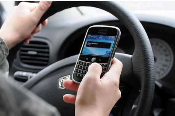 司机开车时低头捡手机连撞3人