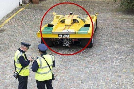 9000万豪车违停 车主说：车是推来的！